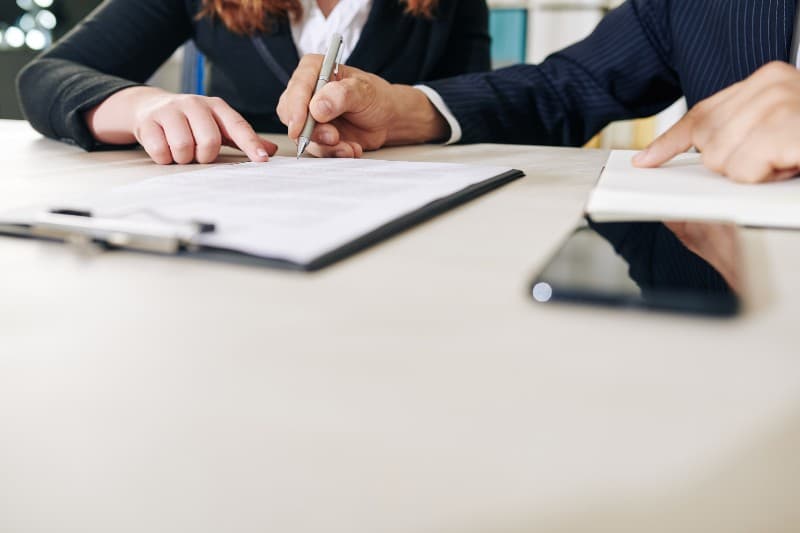 ¿Tengo que firmar la adenda que me propone el promotor en caso de retraso en la entrega de la vivienda?