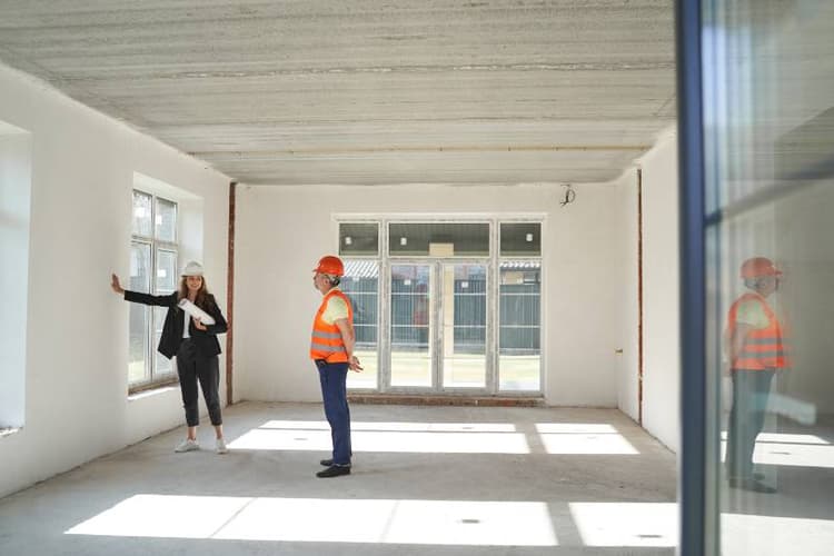 ¿Responde el promotor si la obra se paraliza por problemas estructurales del edificio colindante?